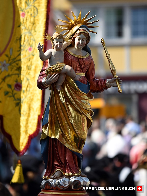 Marienfigur mit Jesuskind an Fronleichnam in Appenzell