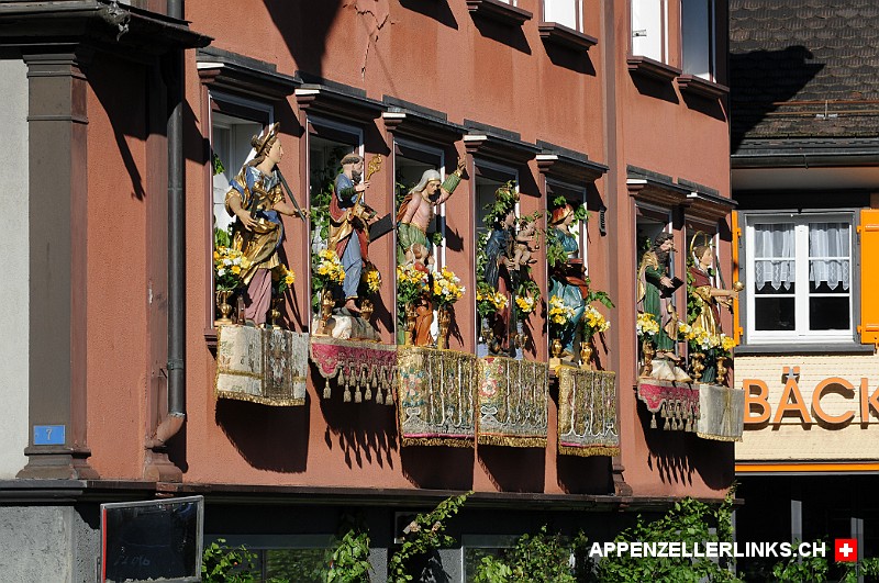 Mit Heiligenstatuen geschmuecktes Haus in Appenzell