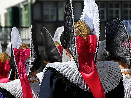 Frauen mit Fluegelhauben an Fronleichnam in Appenzell.JPG