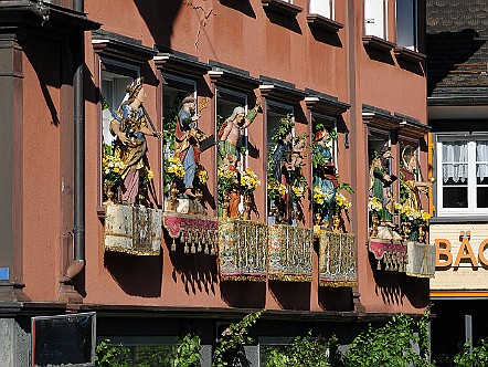 Mit Heiligenstatuen geschmuecktes Haus in Appenzell.JPG