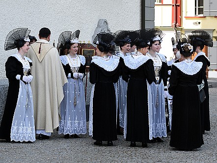 Taefeli-Meedle und Pfarrer nach der Fronleichnam-Prozession.JPG