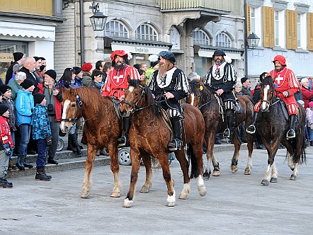 Die Herolde sind mit den verschwitzten Pferden auf dem Dorfplatz von Urnaesch angekommen.JPG
