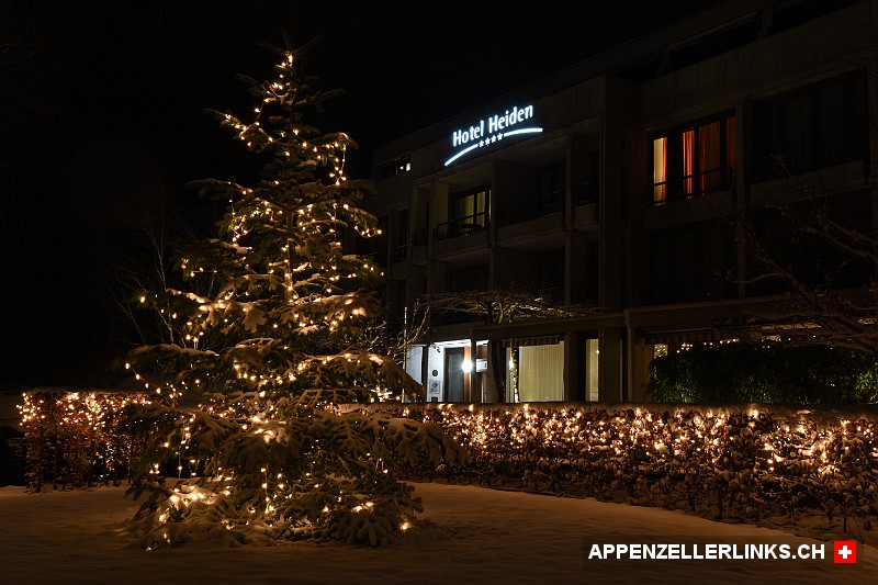Adventsbeleuchtung mit Weihnachtsbaum beim Hotel Heiden