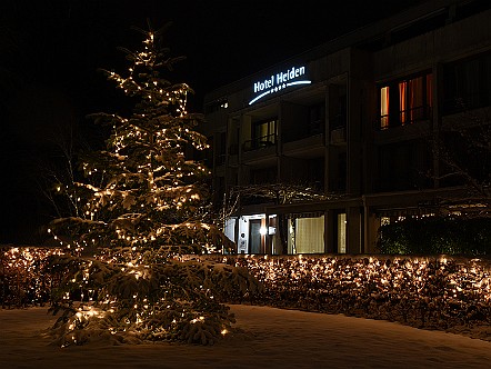 Adventsbeleuchtung mit Weihnachtsbaum beim Hotel Heiden.JPG