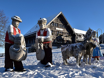 Holzschnitzfiguren auf dem Gupf im Appenzellerland.JPG