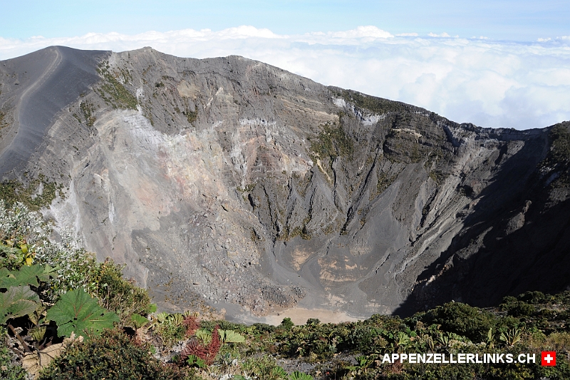 Blick in den Hauptkrater des Vulkans Irazu in Costa Rica
