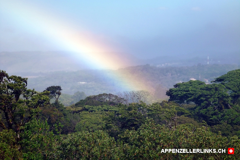 Regenbogen ueber Monteverde in Costa Rica Regenbogen über Monteverde in Costa Rica