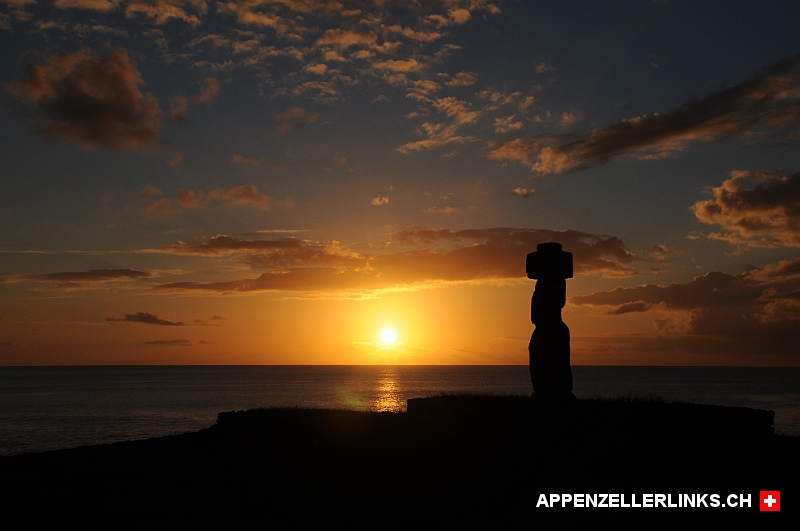Ahu Ko Te Riku im Licht des Sonnenuntergangs auf Rapa Nui 