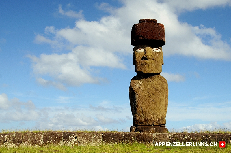 Der einzige Moai mit Augen steht auf dem Ahu Ko Te Riku 