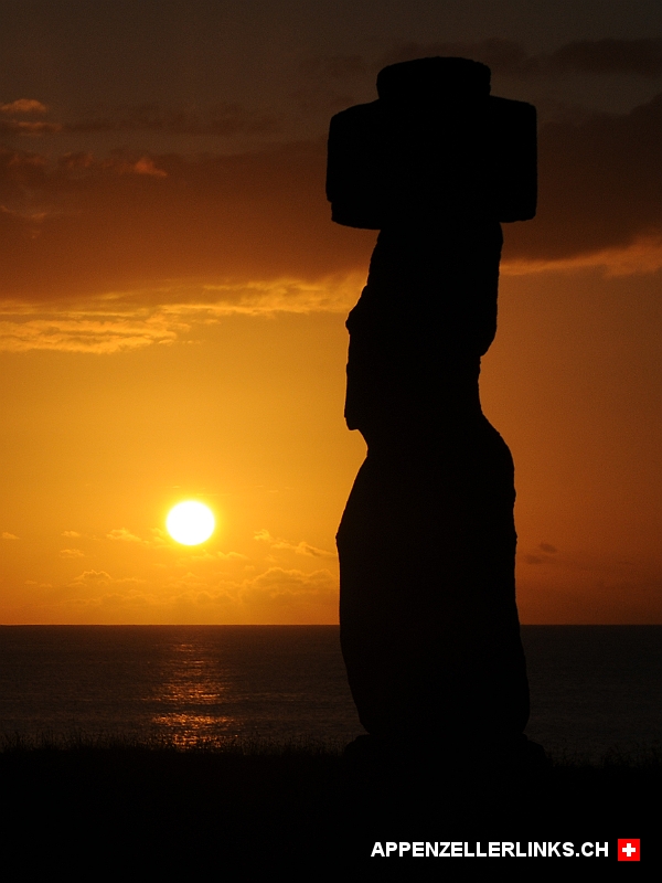 Moai in der Abendsonne auf der Osterinsel 