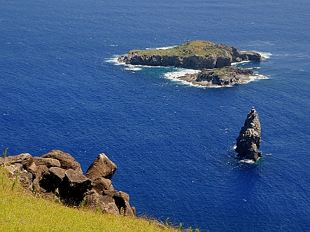 Blick von Orongo auf die Inseln Motu Kao Kao, Motu Iti und Motu Nui