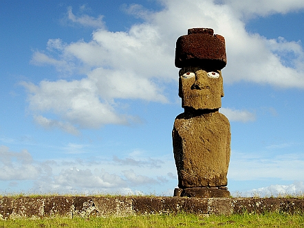 Der einzige Moai mit Augen steht auf dem Ahu Ko Te Riku