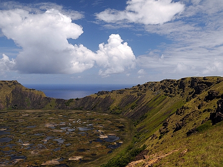Krater des Vulkans Rano Kau auf Rapa Nui (Osterinsel)