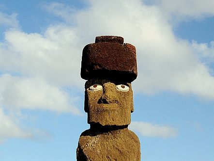Moai (Steinstatue) beim Ahu (Zeremonial-Staette) Ko Te Riku Moai (= Steinstatue) beim Ahu (= Zeremonial-Stätte) Ko Te Riku