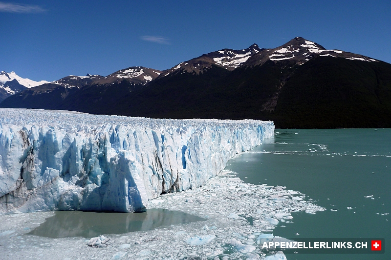 Die Geschwindigkeit der Kalbung des Perito Moreno betraegt 1 bis 2 Meter pro Tag
