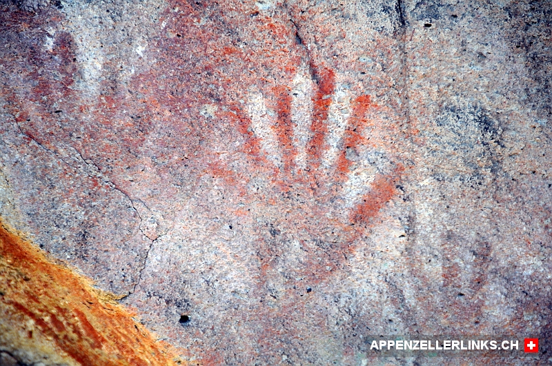 Eine Hand mit sechs Fingern in der Cueva de las Manos