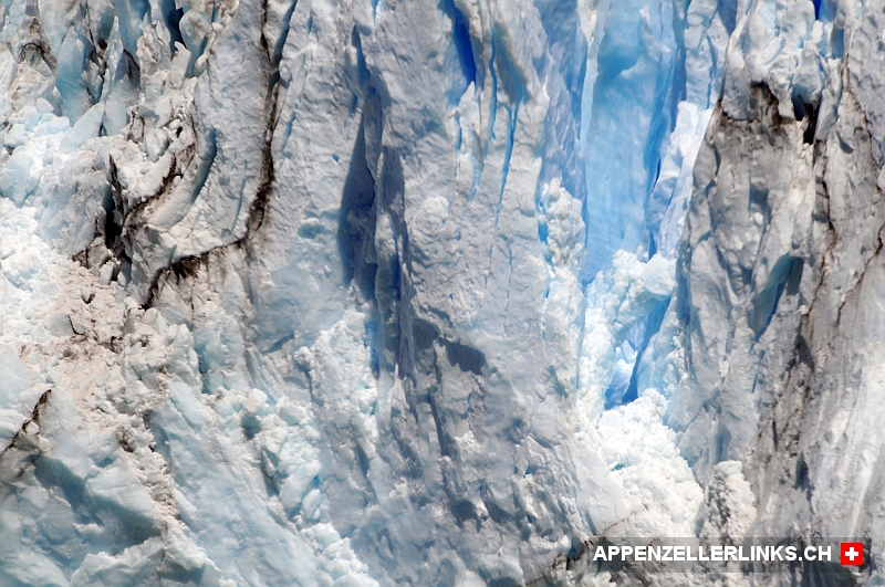 Farbenvielfalt im Eis des Perito Moreno Gletschers 