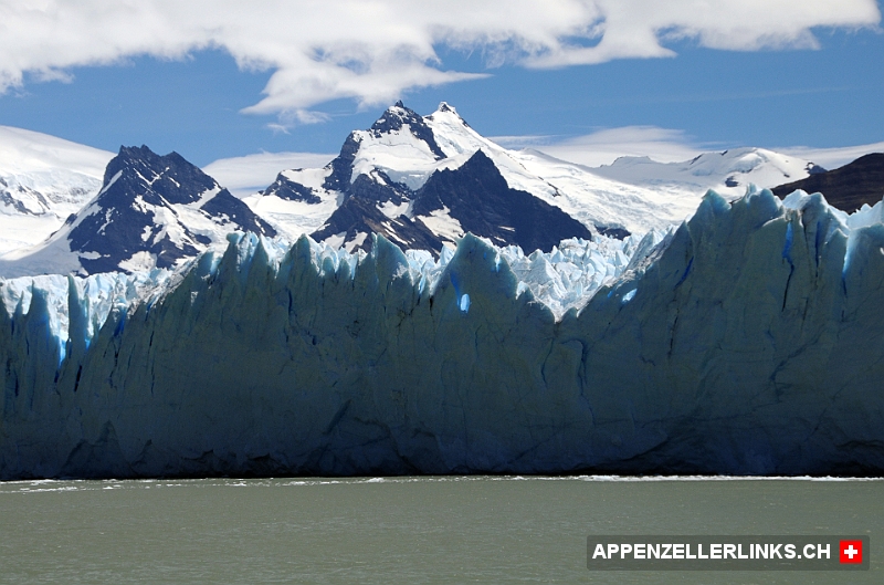 Gigantische Kalbungsfront beim Perito Moreno Gletscher 