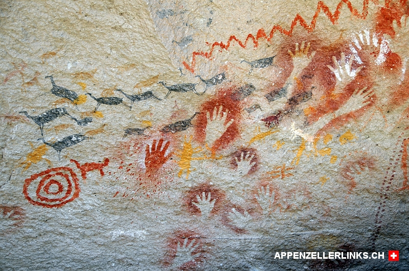Jagdszenen und abstrakte Figuren in der Cueva de las Manos 