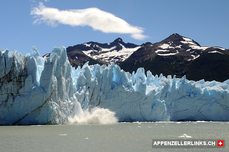 Stetige Eisabbrueche an der Gletscherfront mahnen zur Vorsicht Stetige Eisabbrüche an der Gletscherfront mahnen zur Vorsicht