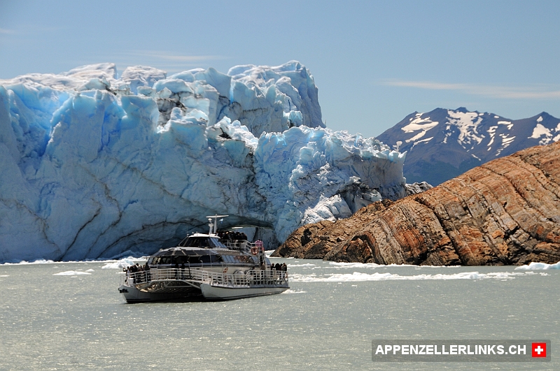 Touristenboot auf dem Lago Argentino beim Perito Moreno Gletscher