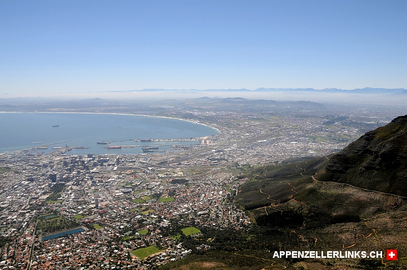 Herrliche Aussicht vom Tafelberg hinab auf Kapstadt 