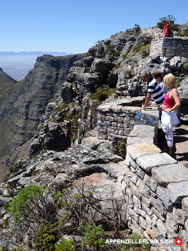 Seilbahntouristen auf dem Tafelberg in Suedafrika Seilbahntouristen auf dem Tafelberg in Südafrika