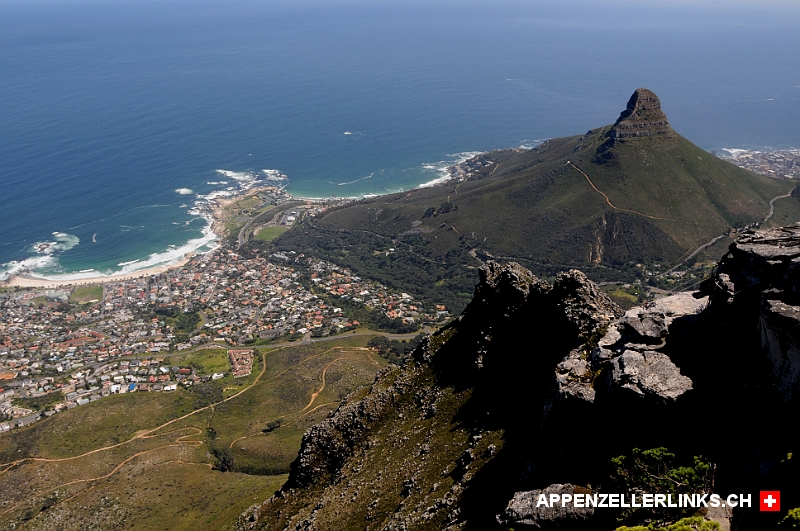 Sicht vom Table Mountain auf Camps Bay und den Lion's Head 