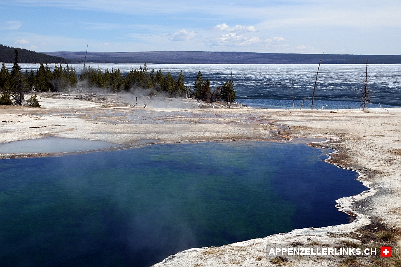 Abyss Pool vor dem teils noch gefrorenen Yellowstone Lake 