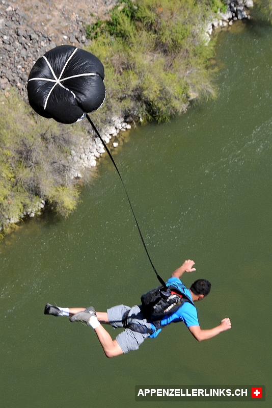 Base Jumper ueber dem Snake River