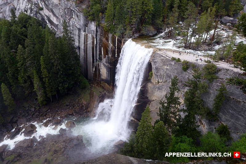 Blick auf den Vernal Fall im Yosemite Nationalpark 