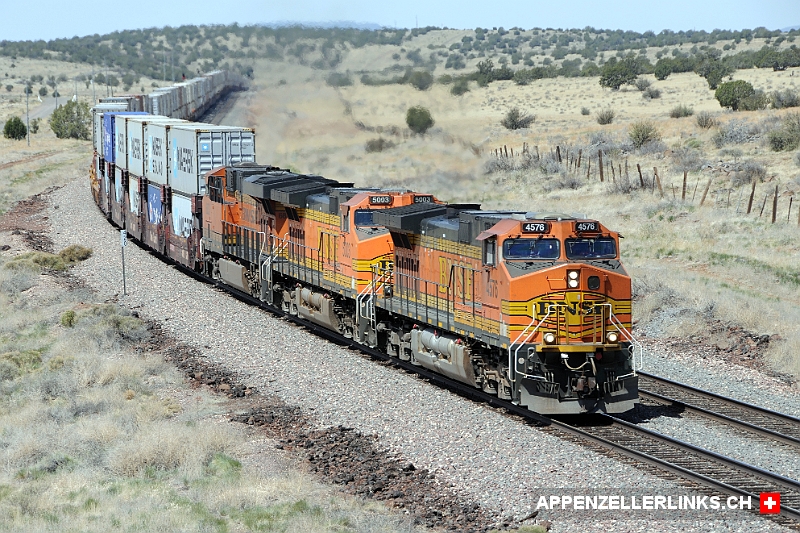 Endlos langer Gueterzug in den Weiten von Arizona Endlos langer Güterzug in den Weiten von Arizona