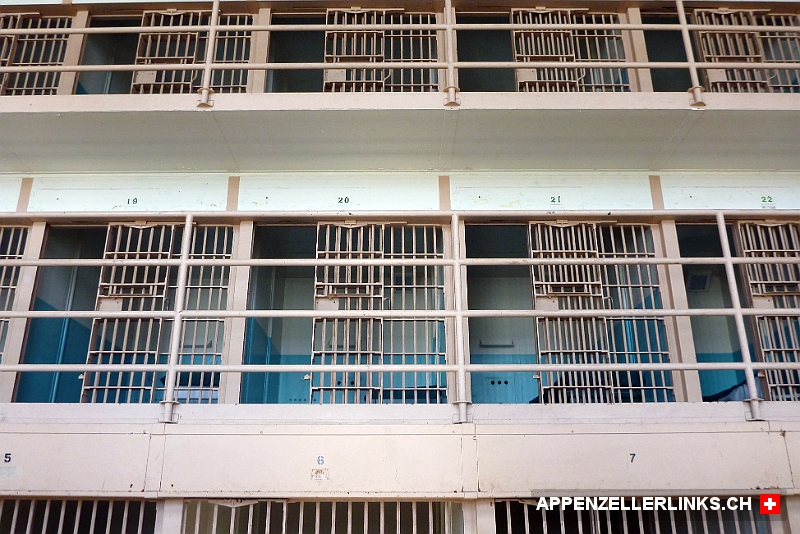 Gefaengniszellen in einem Trakt von Alcatraz Gefängniszellen in einem Trakt von Alcatraz