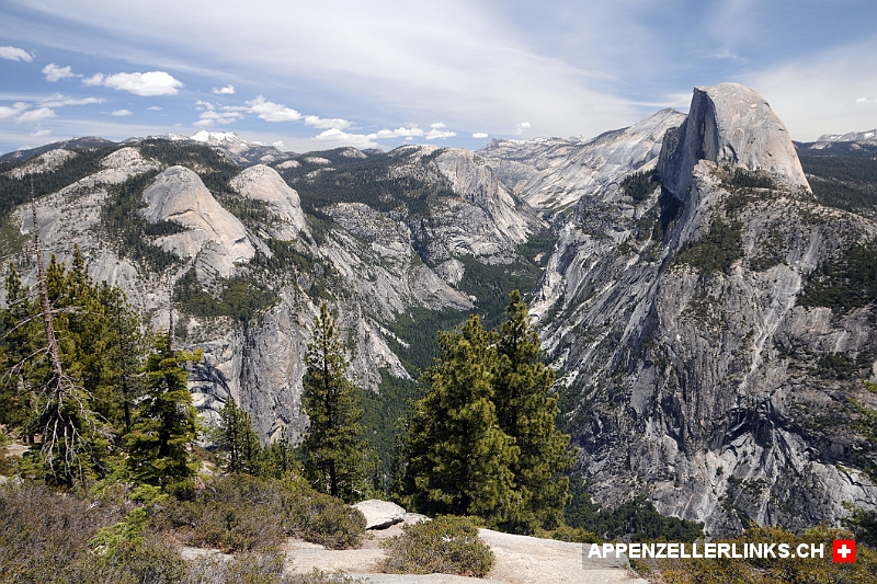 Herrliche Landschaft aus plutonischem Granit im Yosemite NP 