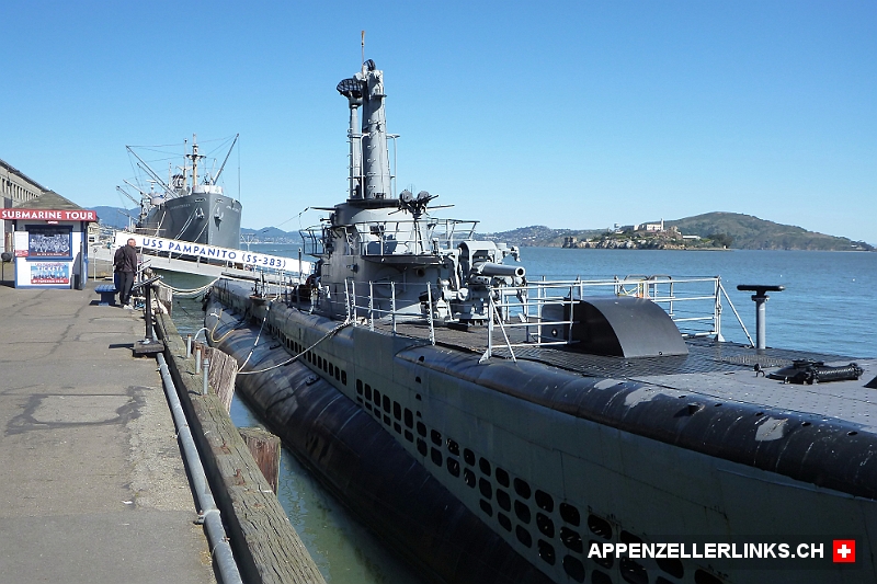 Historisches U-Boot im Hafen mit Sicht auf Alcatraz Island 