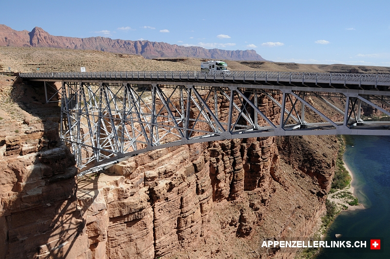 Navajo Bridge ueber den Colorado River Navajo Bridge über den Colorado River