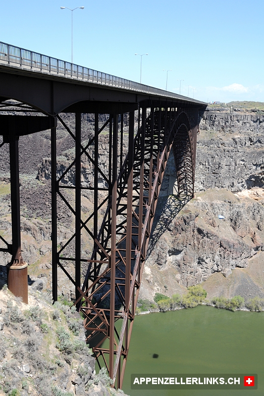 Perrine Memorial Bridge ueber den Snake River in Idaho 