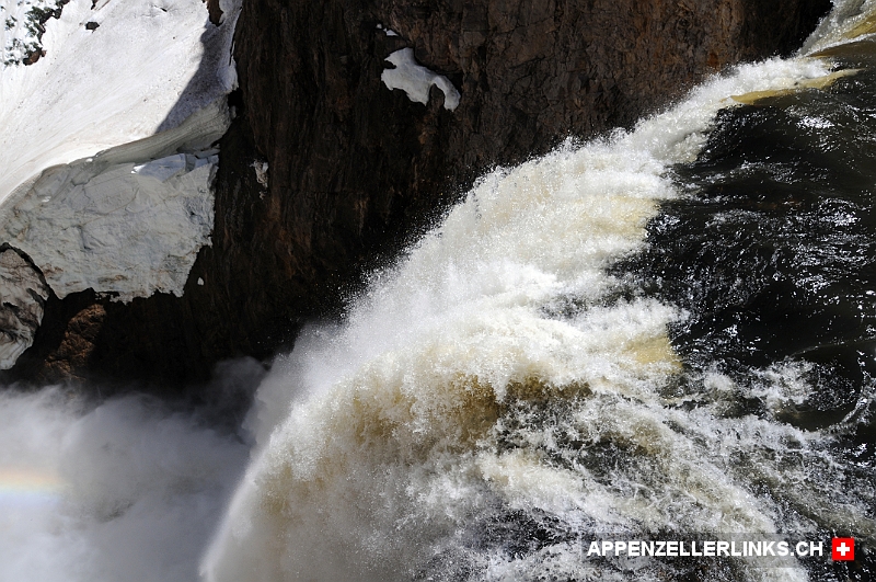 Rauschendes Wasser bei den Lower Falls im Yosemite NP 