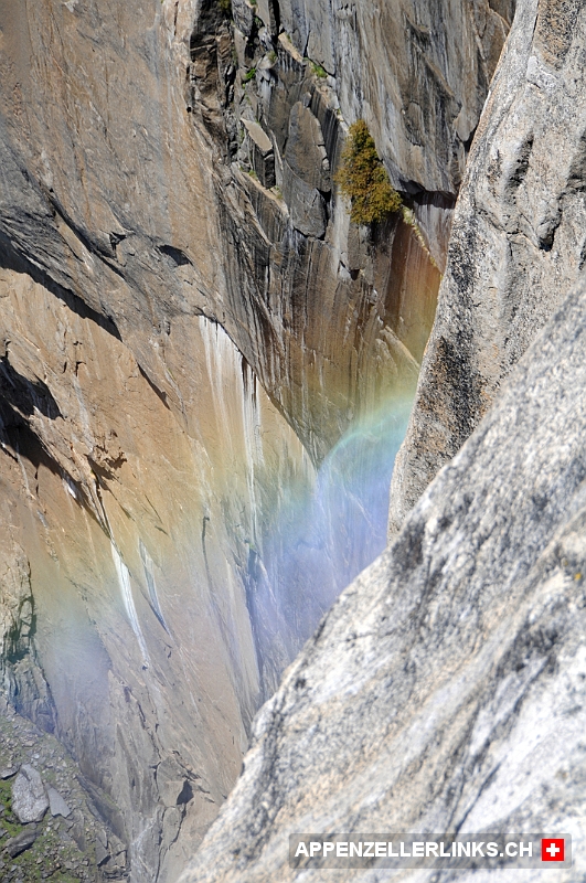Regenbogen im Dampf des Upper Yosemite Fall 