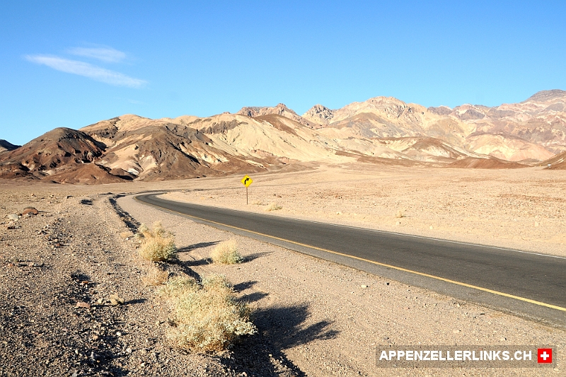 Strasse durch das Death Valley in der Mojave-Wueste Strasse durch das Death Valley in der Mojave-Wüste