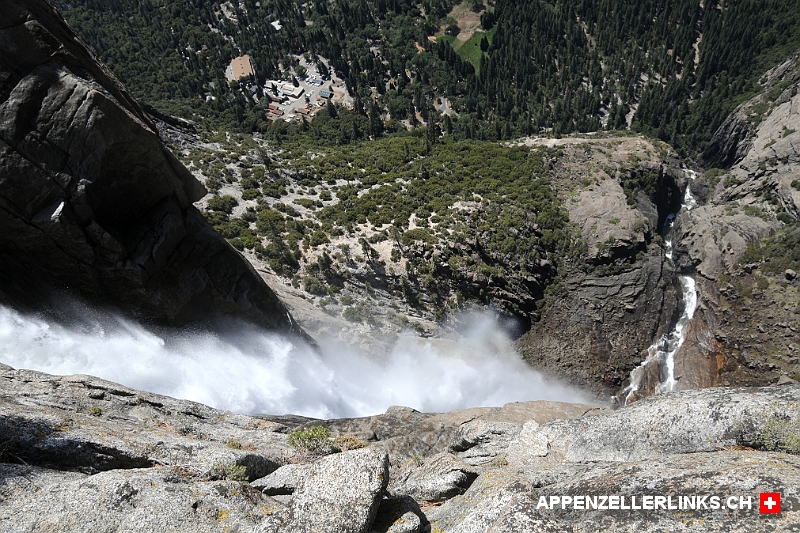 Tiefblick entlang des Upper Yosemite Fall auf den Talgrund 