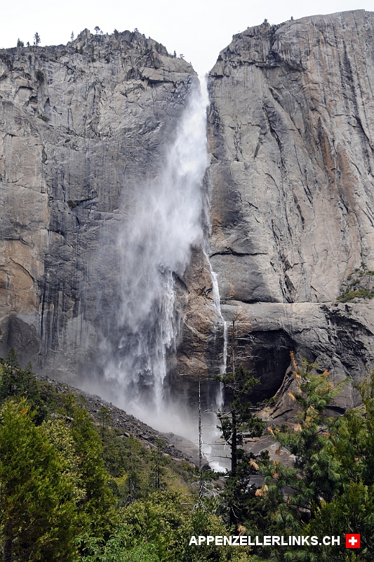 Upper Yosemite Fall im Wind 