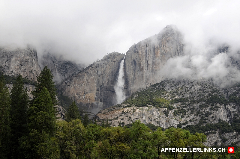 Wolkenumhuellter Upper Yosemite Fall im Yosemite NP Wolkenumhüllter Upper Yosemite Fall im Yosemite NP