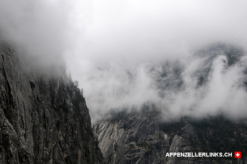 Wolkenverhangene Flanken im Yosemite Valley 