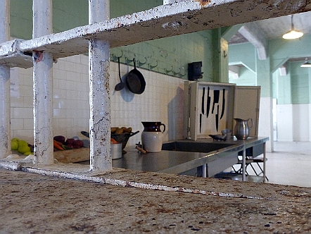 Blick durch die Essensausgabe im Speisesaal von Alcatraz