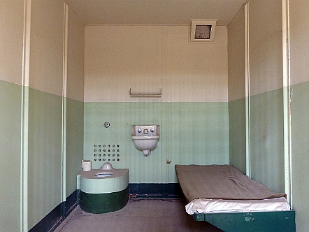 Zelle im beruechtigten US-Bundesgefaengnis von Alcatraz Zelle im berüchtigten US-Bundesgefängnis von Alcatraz